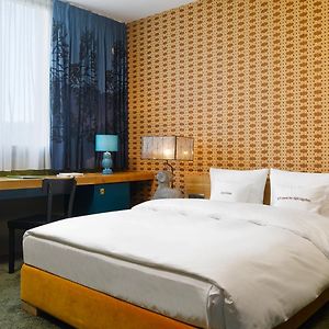 Mittelgroßes Zimmer mit Kingsize-Bett